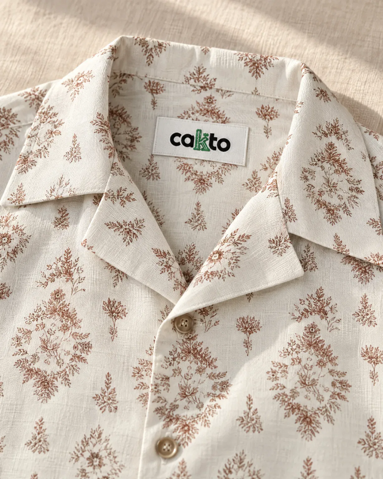 Detalle del estampado, el cuello y la etiqueta Cakto de la camisa espiga
