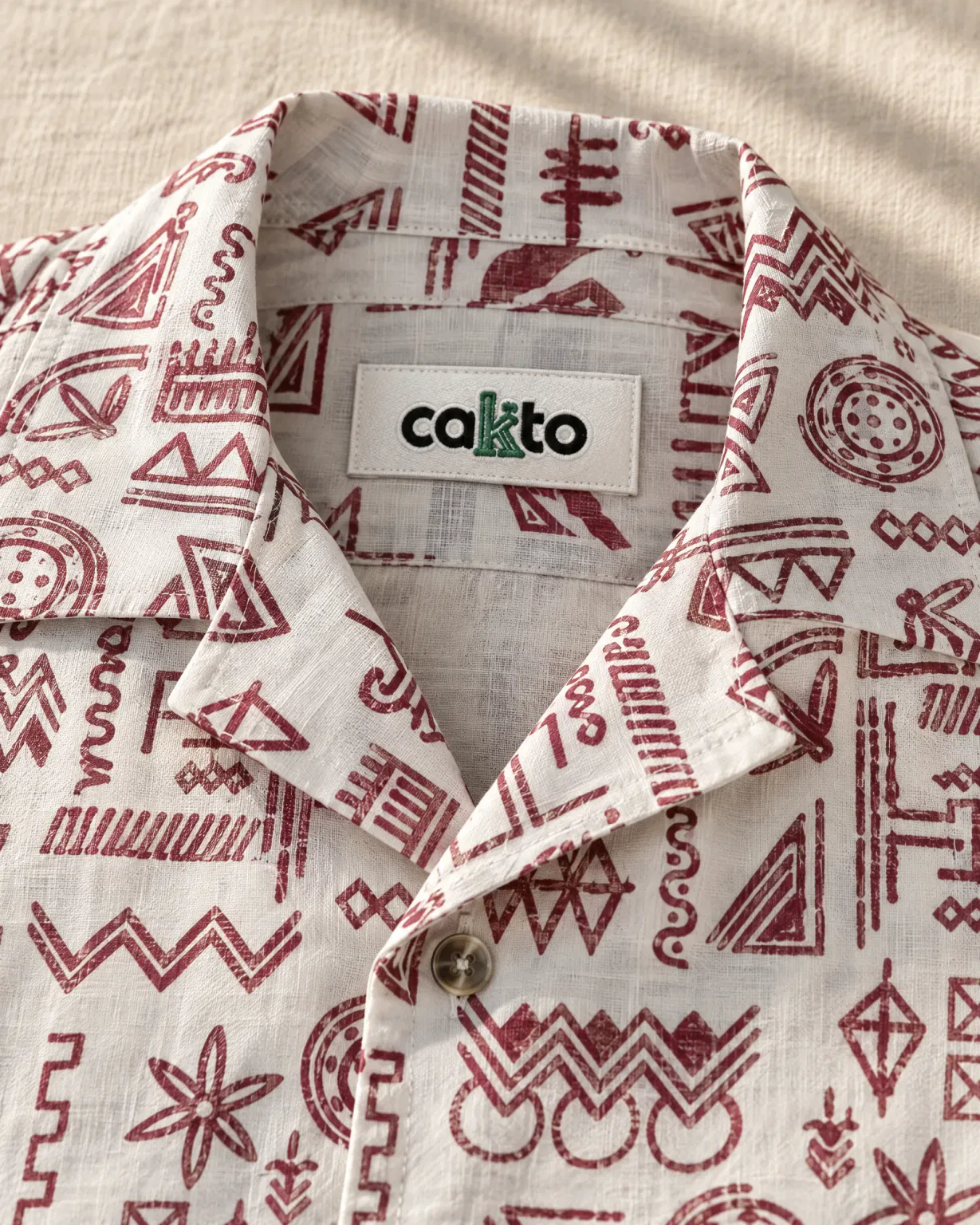 Detalle del estampado, el cuello y la etiqueta Cakto de la camisa san agustín