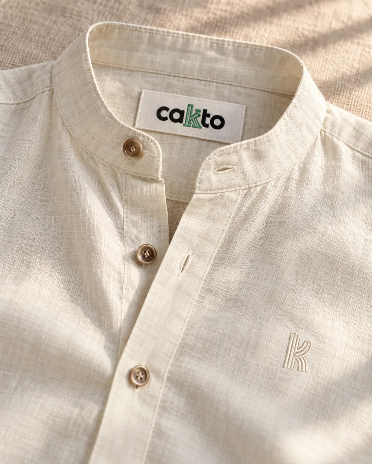Detalle del cuello, la tela y la etiqueta Cakto de la camisa cuello neru beige